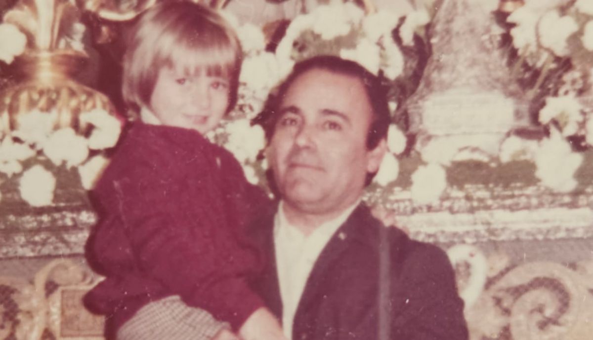 José Carlos Gutiérrez de niño en brazos de su tío Carlos Otero. 