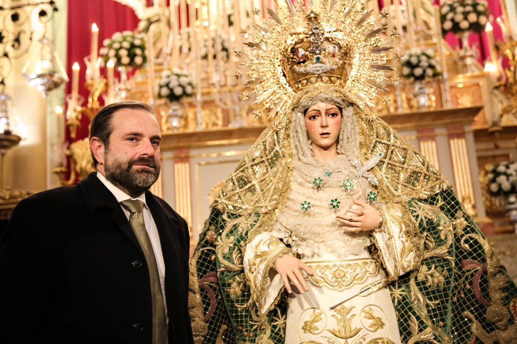 El vestidor junto a la Macarena después de vestirla por primera vez.