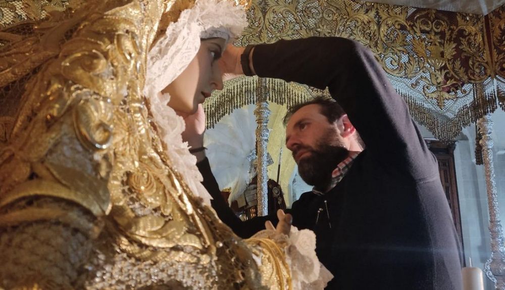 José Carlos vistiendo a la Dolorosa de su Hermandad del Transporte. 