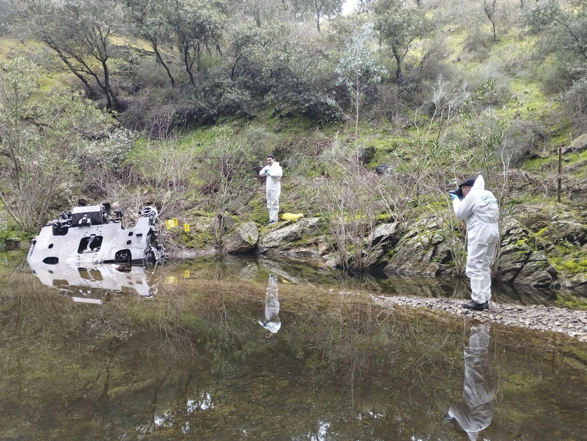Equipo de criminalística de la Guardia Civil, en plena investigación en el entorno de la zona cero del accidente de Adamuz. Equipo de criminalística de la Guardia Civil, en plena investigación en el entorno de la zona cero del accidente de Adamuz.