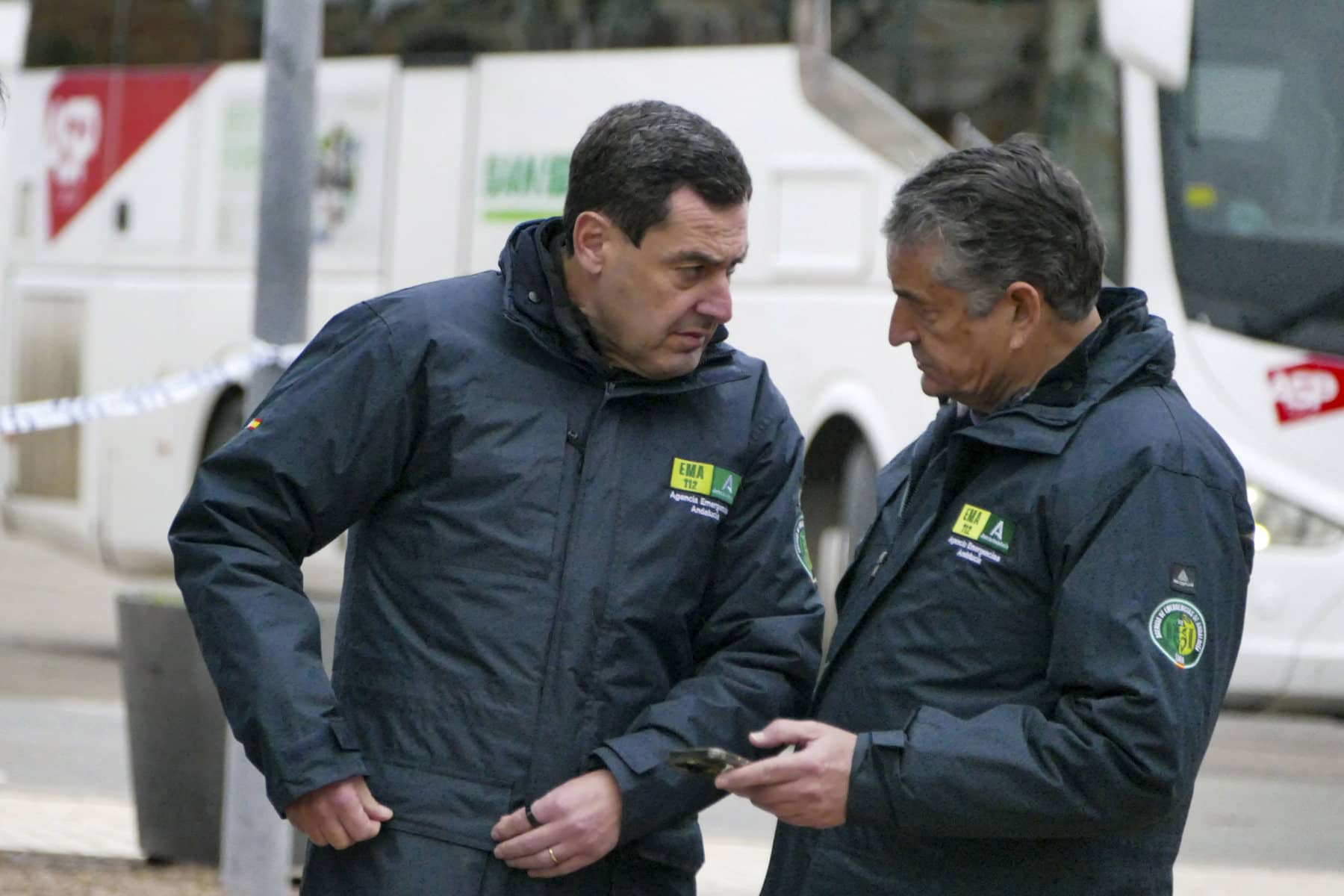 Juanma Moreno, con Antonio Sanz en Adamuz, este jueves. Juanma Moreno, con Antonio Sanz en Adamuz, este jueves.