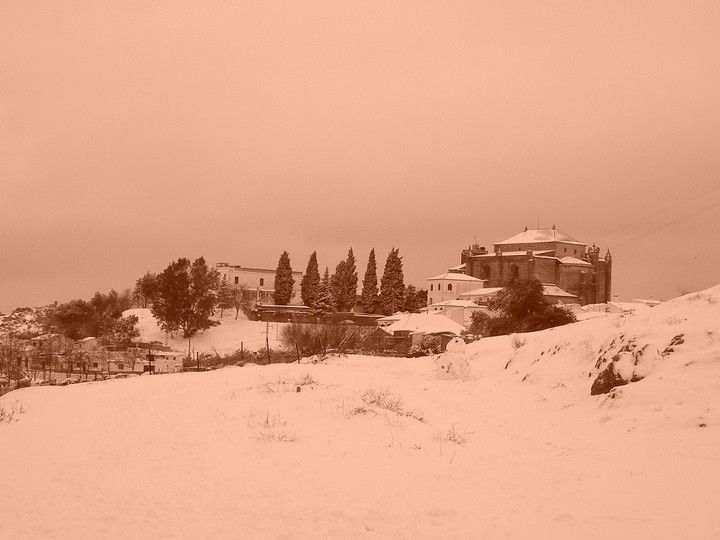 Estampa para la historia de Cazalla de la Sierra completamente nevado, el 3 de febrero de 2010, en una imagen de Manuel Yanes. Estampa para la historia de Cazalla de la Sierra completamente nevado, el 3 de febrero de 2010, en una imagen de Manuel Yanes.