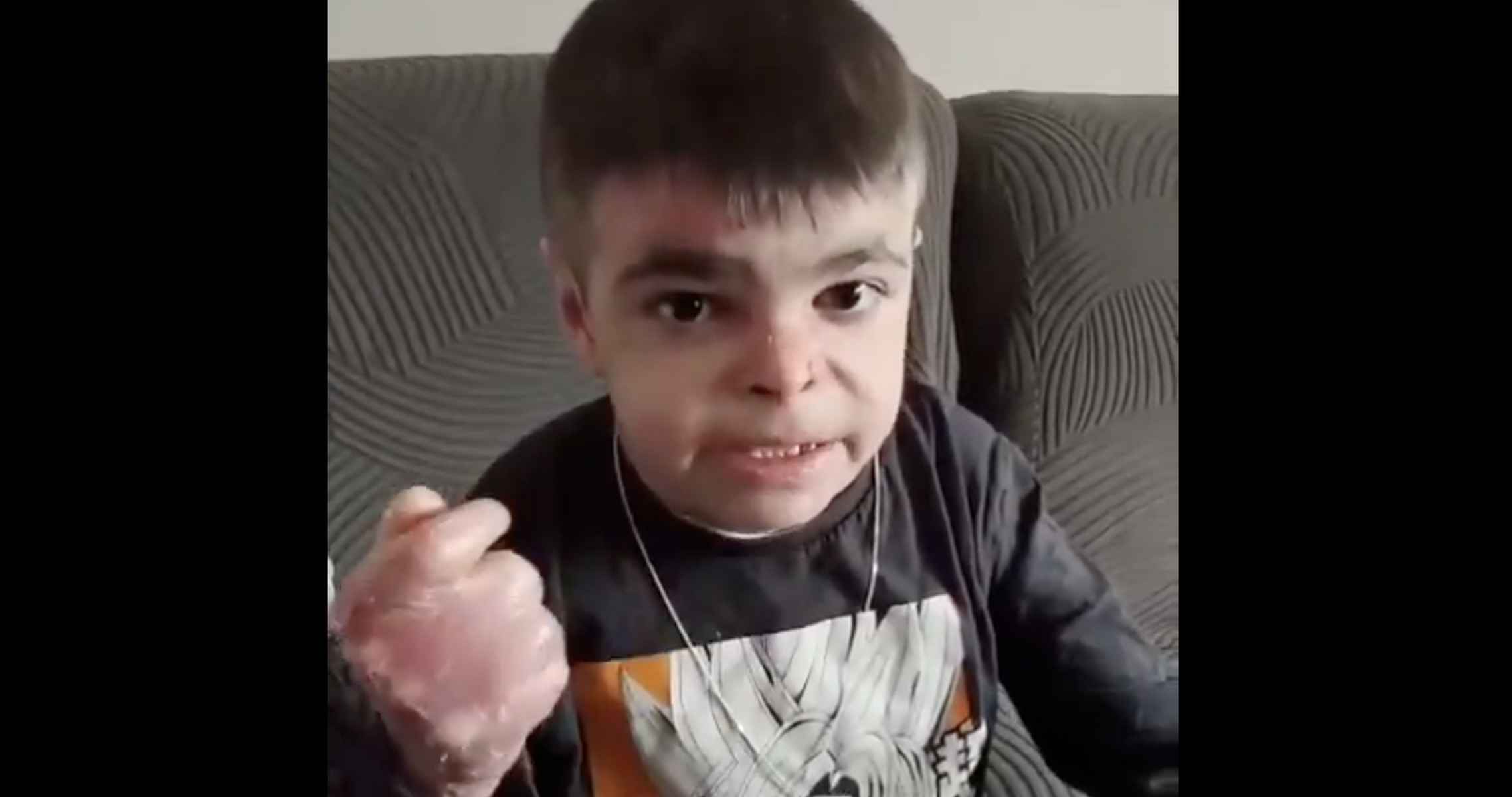 Leo, el niño sevillano de 11 años que pide ayuda para que España aprueba un medicamento.