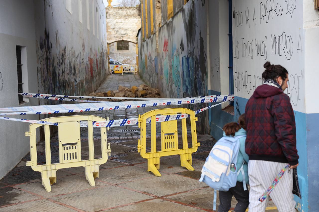 Un padre llegando al colegio con su hija, esta mañana.