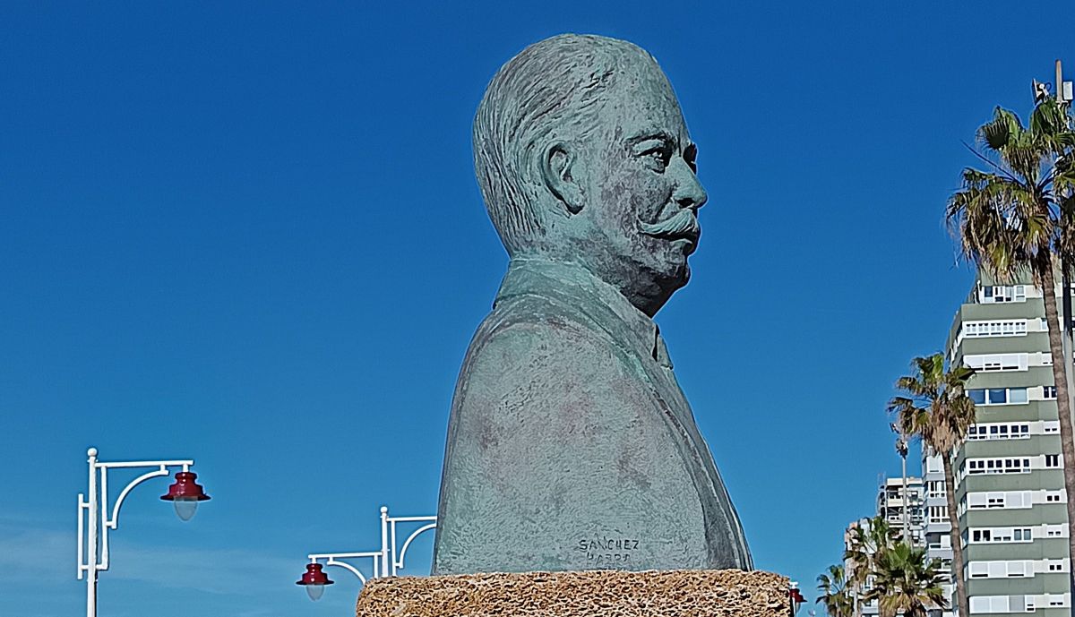 Detalle visión lateral derecha busto del 'Tío de la Tiza'.