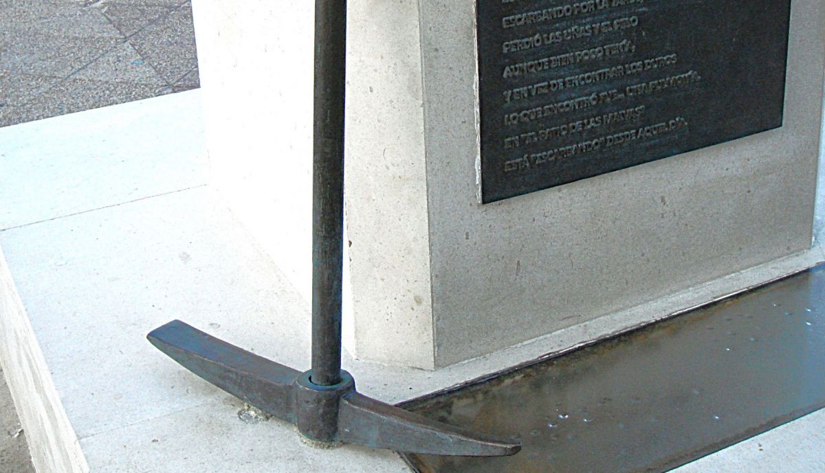 Detalle de la espiocha modelada por Manuel Sánchez, para el pedestal del monumento, una nota curiosa, fue sustraída a los pocos días de la inauguración y luego repuesta.