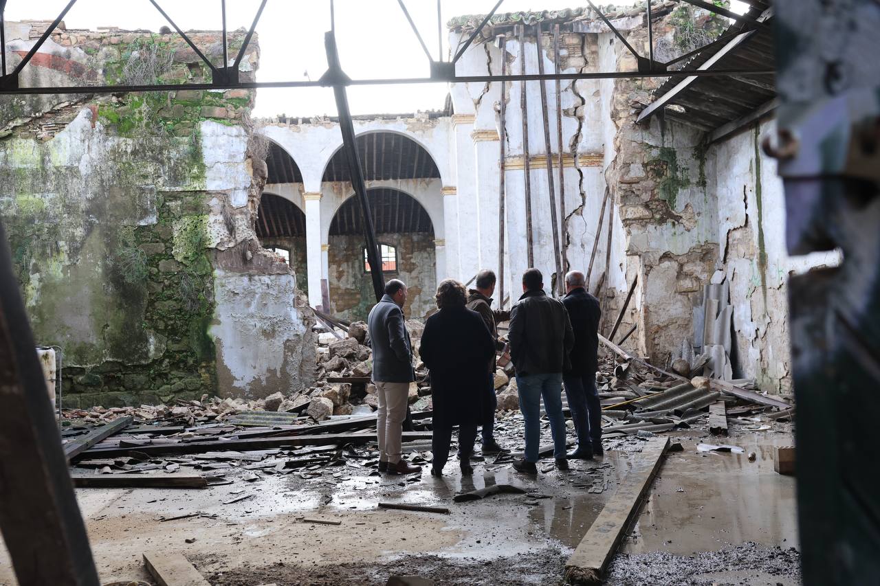 Belén de la Cuadra, con personal municipal en el inmueble del derrumbe.