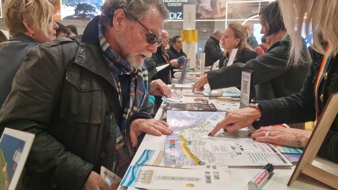 Varias personas informándose sobre la provincia de Cádiz en Fitur en Ifema, esta semana. Varias personas informándose sobre la provincia de Cádiz en Fitur en Ifema, esta semana.