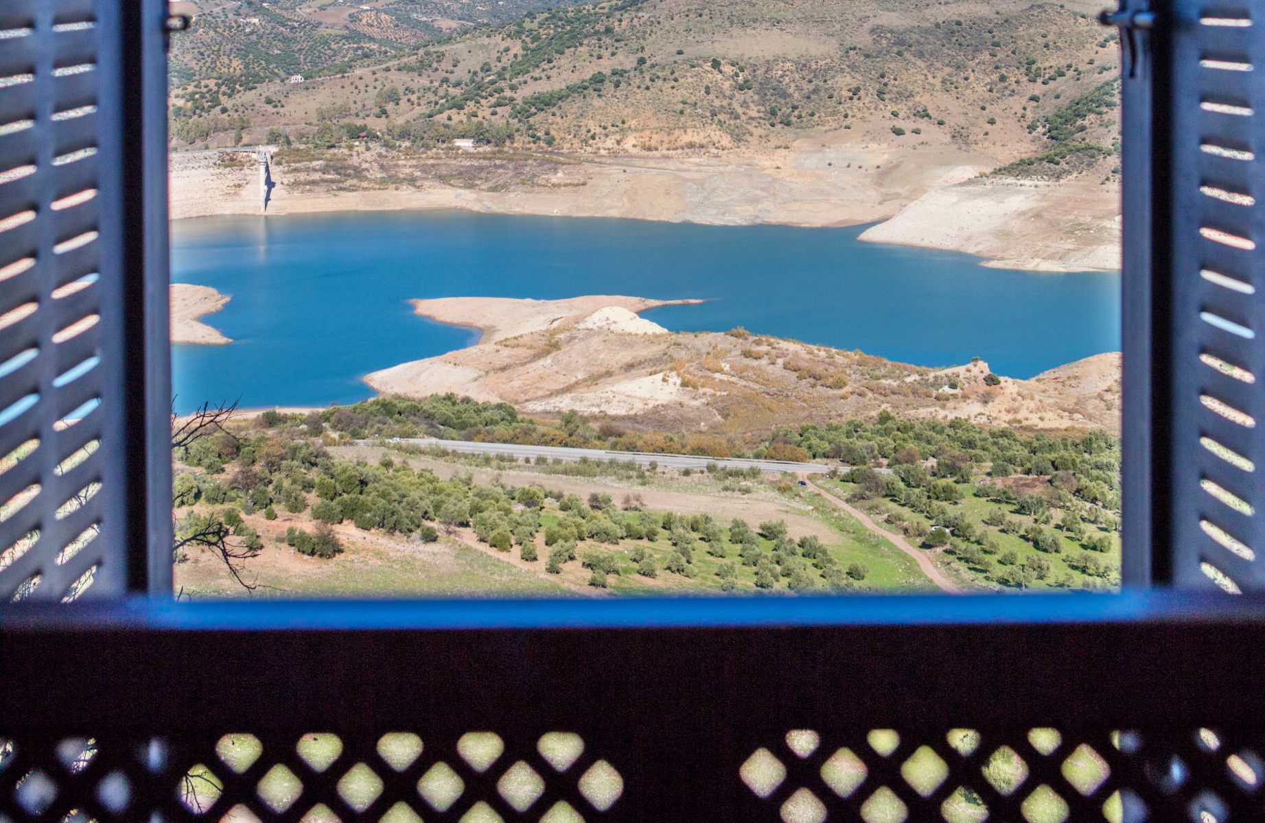 Vista del lago de Zahara de la Sierra desde un hotel de Tugasa.