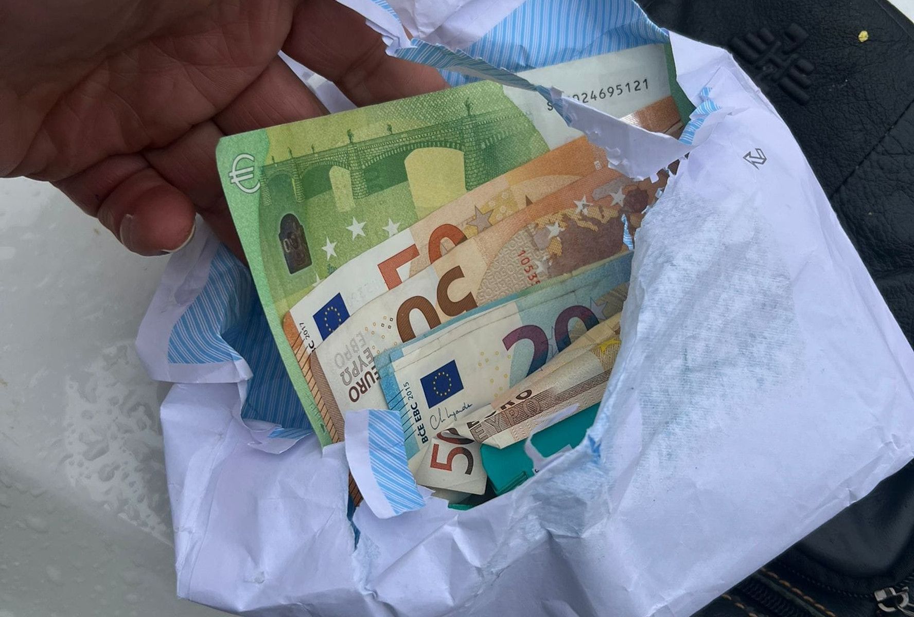 Billetes guardados en un sobre.