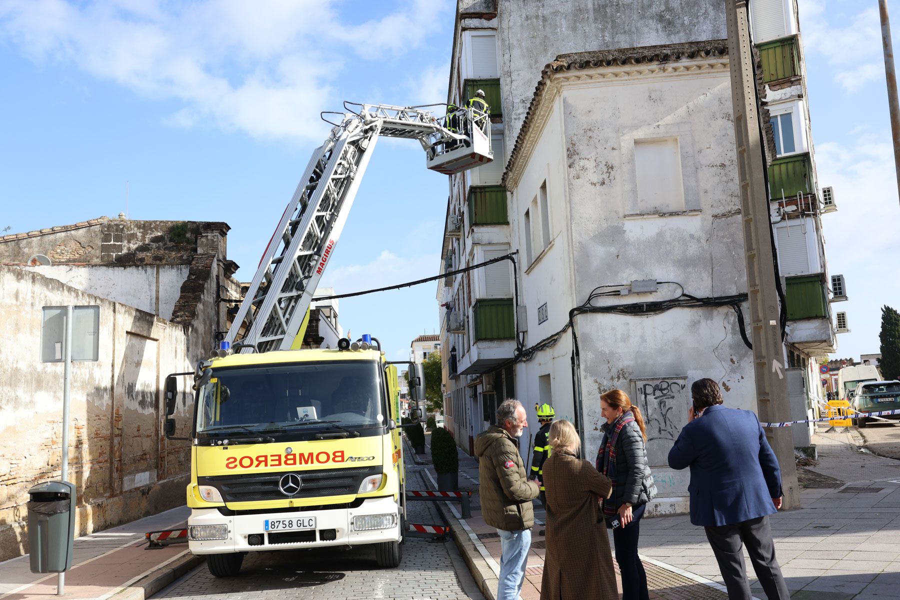Bomberos asegurando la zona tras algunos desprendimientos. Bomberos asegurando la zona tras algunos desprendimientos.