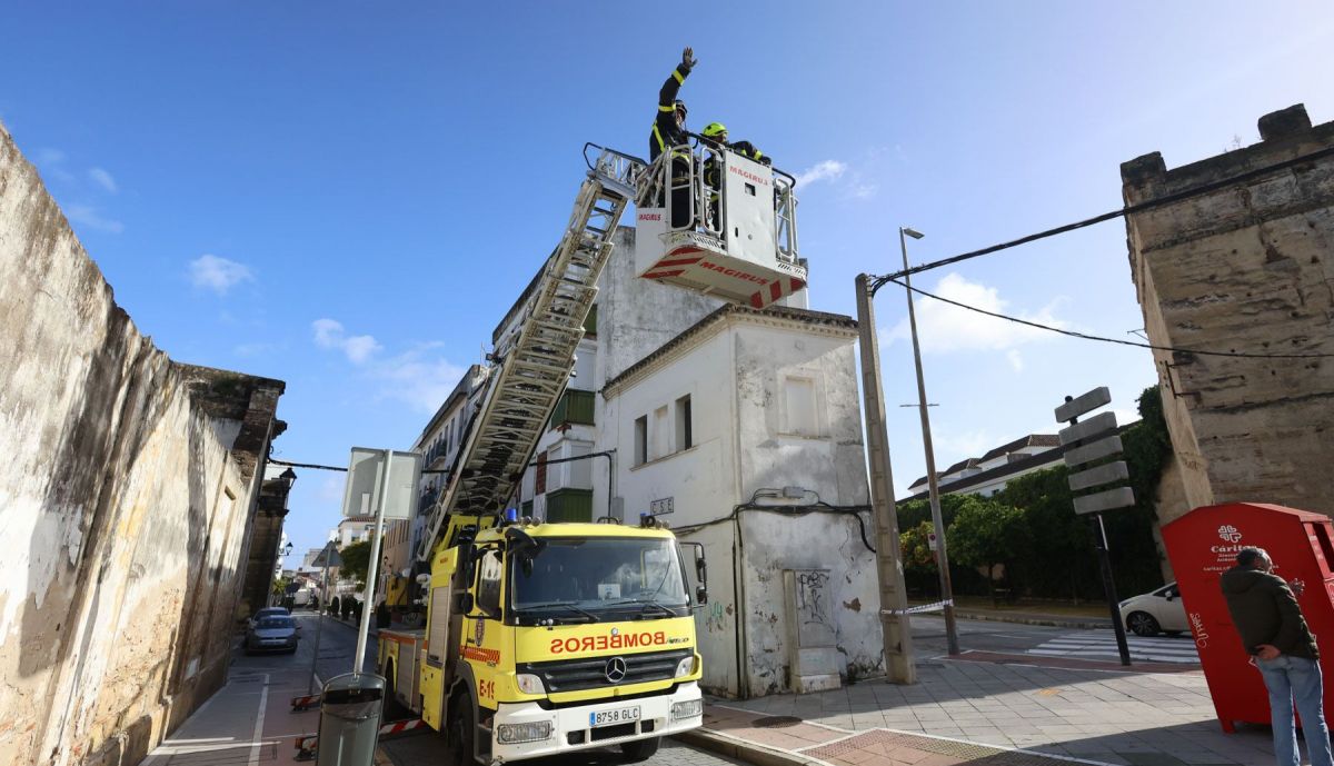 BOMBEROS quitando los desprendimientos en el edificio Caritas de la calle Merced  07