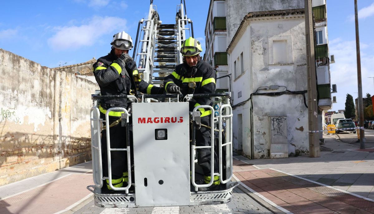 BOMBEROS quitando los desprendimientos en el edificio Caritas de la calle Merced  06