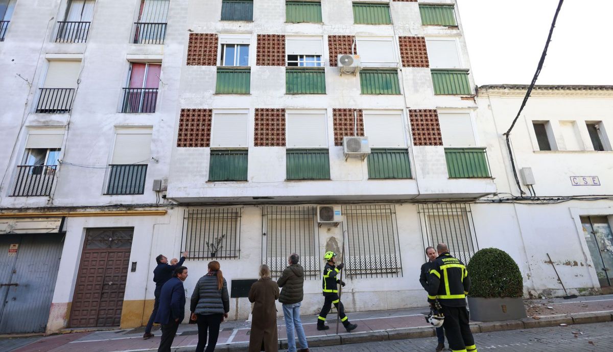 BOMBEROS quitando los desprendimientos en el edificio Caritas de la calle Merced  02