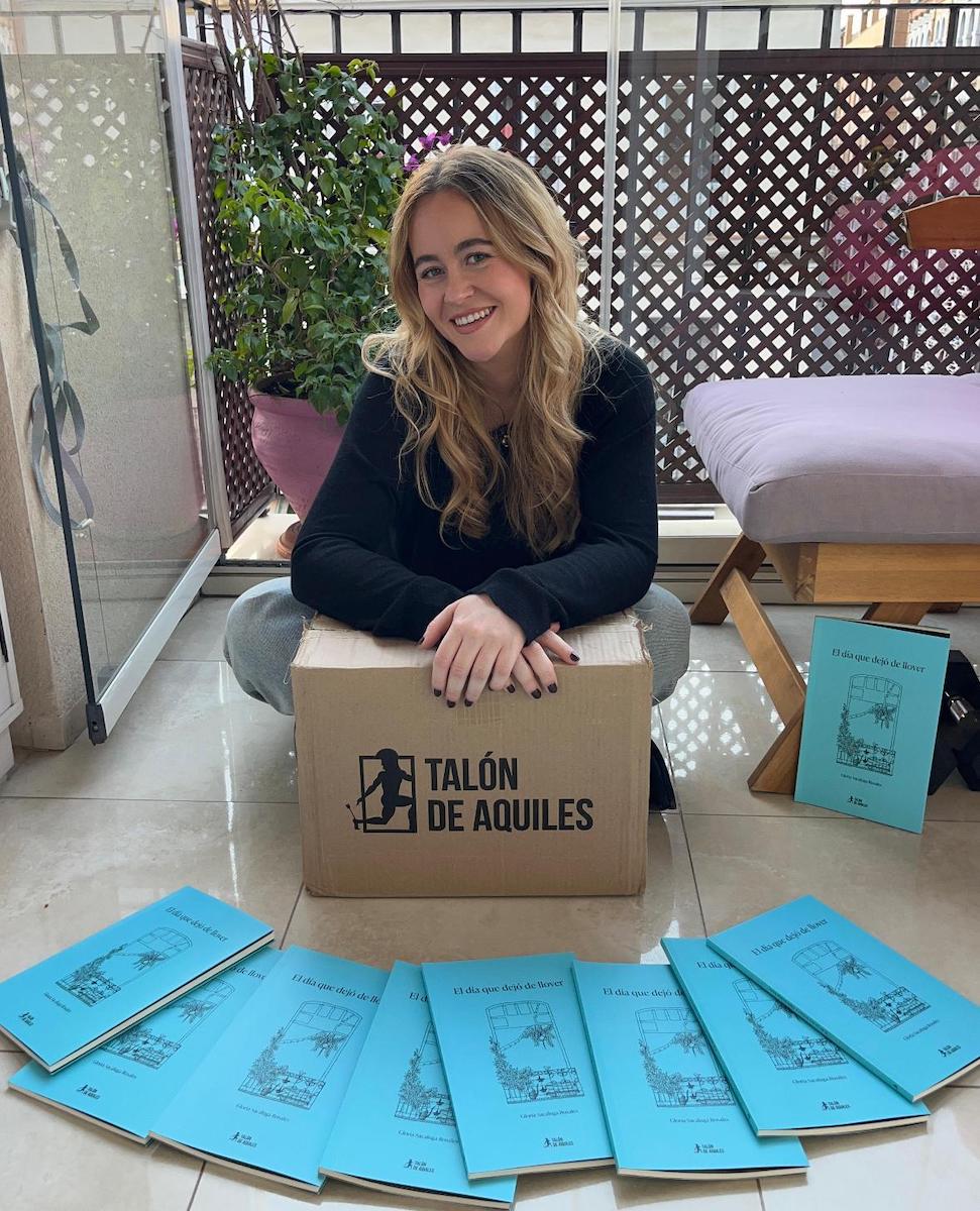 Gloria Sacaluga, con su libro 'El día que dejó de llover'.