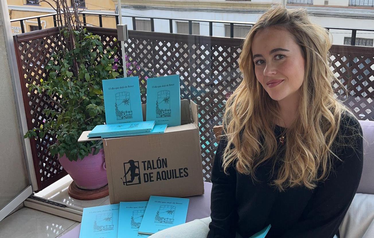 Gloria Sacaluga, poeta de Cádiz con su nuevo libro.