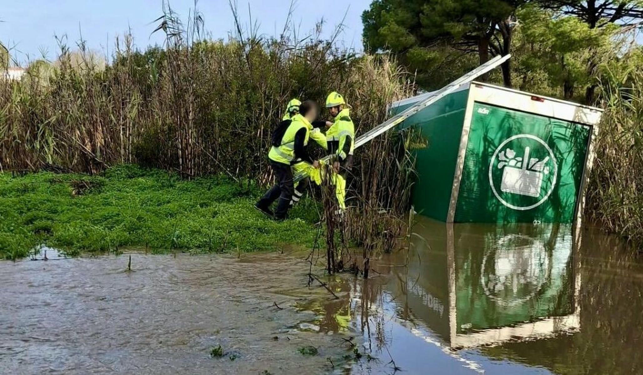 El camión del mercadona y el trabajador, en una imagen del Consorcio de Bomberos.