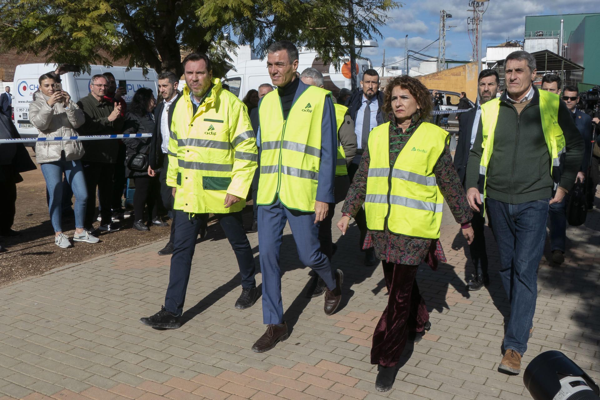 Visita del presidente del Gobierno, Pedro Sánchez, a la zona cero de la tragedia en Adamuz, junto al ministro Óscar Puente y la vicepresidenta María Jesús Montero. Visita del presidente del Gobierno, Pedro Sánchez, a la zona cero de la tragedia en Adamuz, junto al ministro Óscar Puente y la vicepresidenta María Jesús Montero.