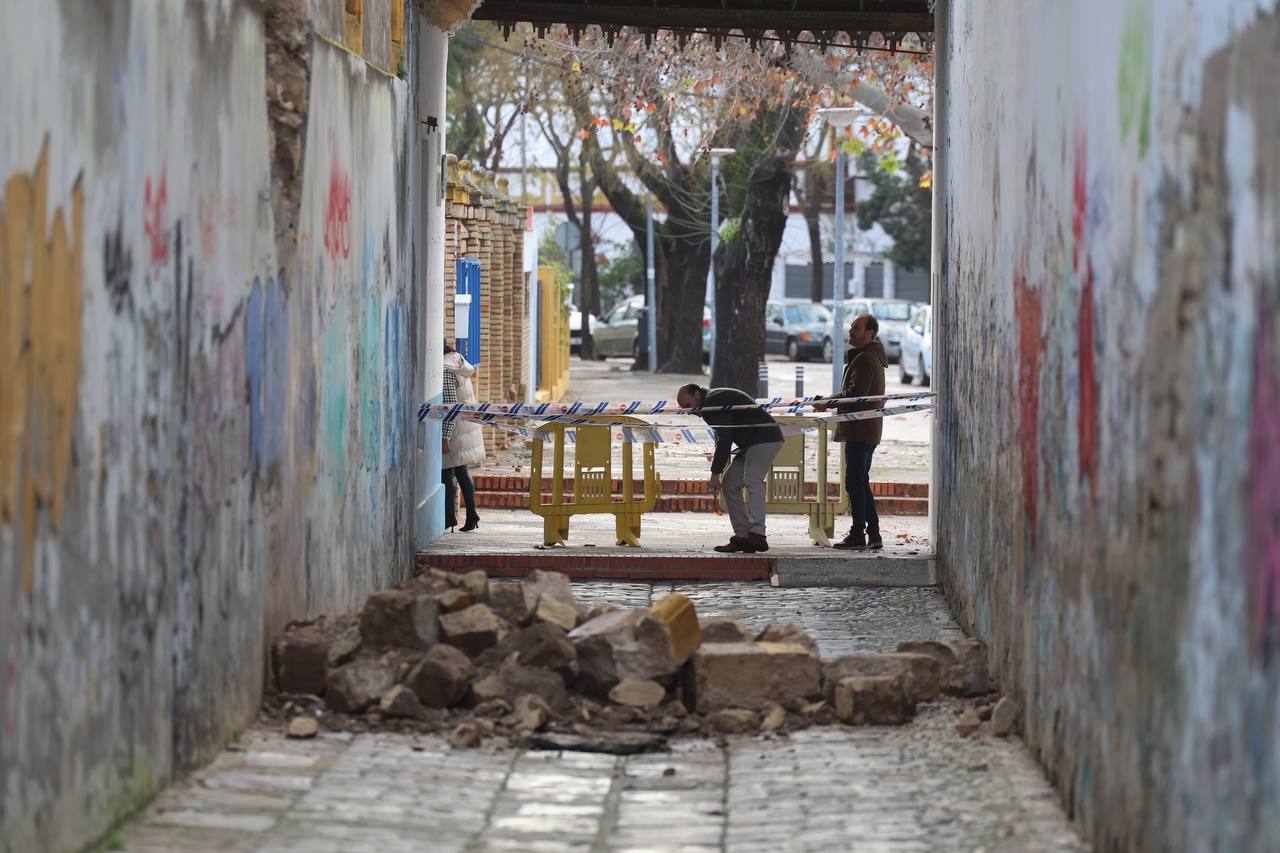 La calle que ha sido cortada por el derrumbe. La calle que ha sido cortada por el derrumbe.