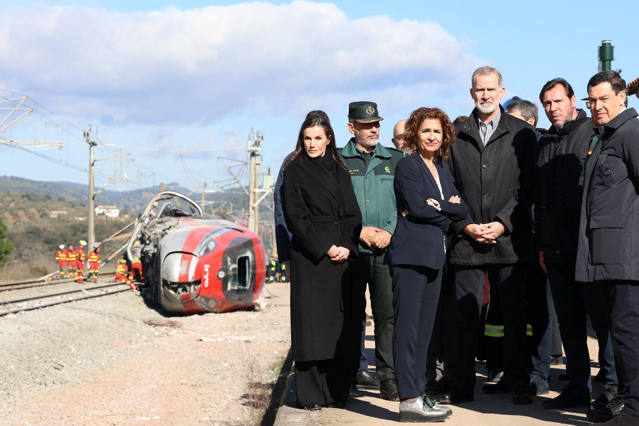 Visita de los Reyes de España a la zona cero en Adamuz, junto a Juanma Moreno, María Jesús Montero y Óscar Puente. Visita de los Reyes de España a la zona cero en Adamuz, junto a Juanma Moreno, María Jesús Montero y Óscar Puente.