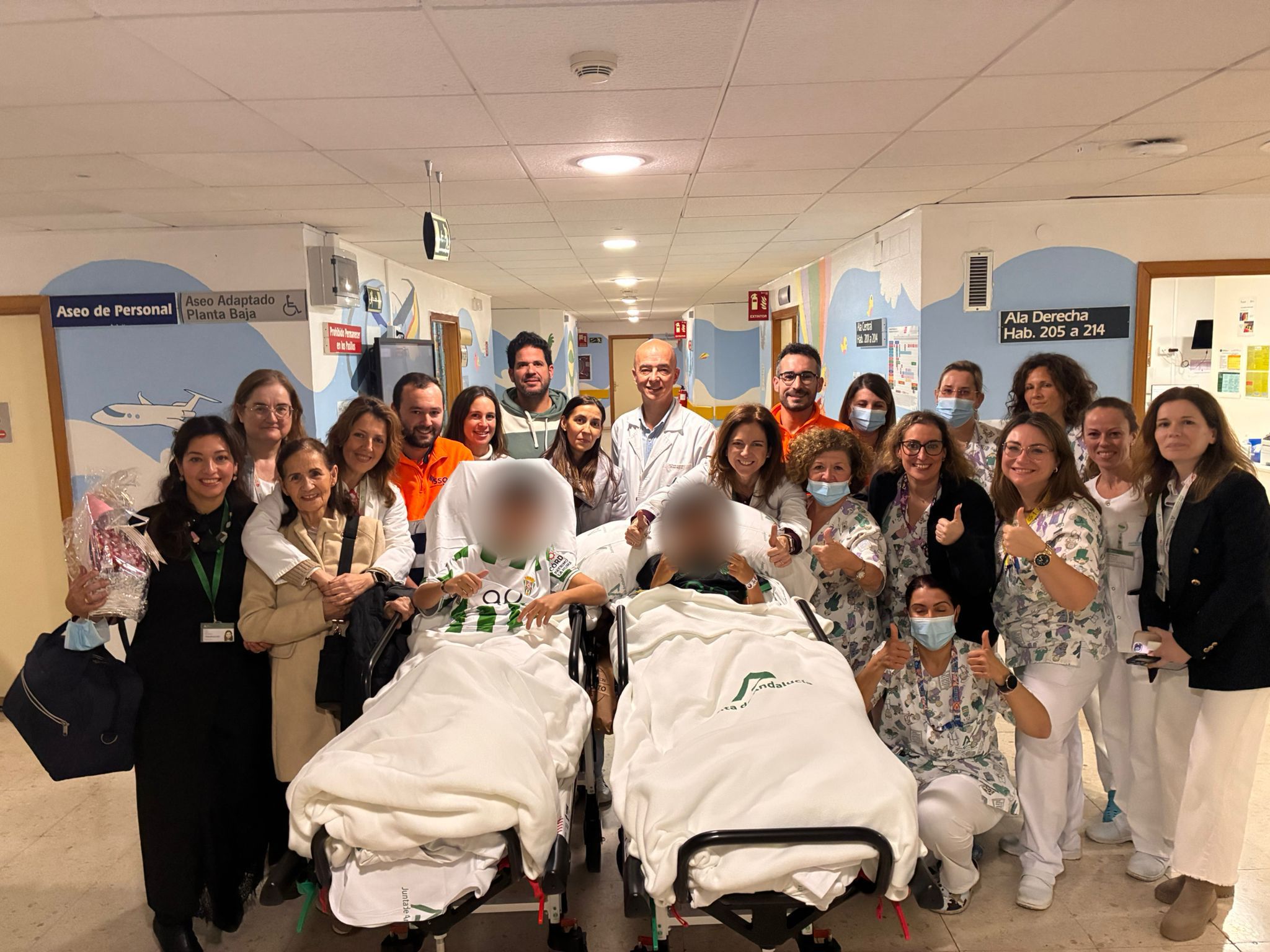 Carla y Fidel reciben el alta en el Hospital Reina Sofía de Córdoba. 
