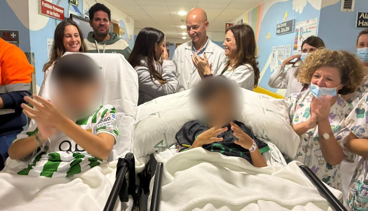 Los hermanos salen del Hospital.