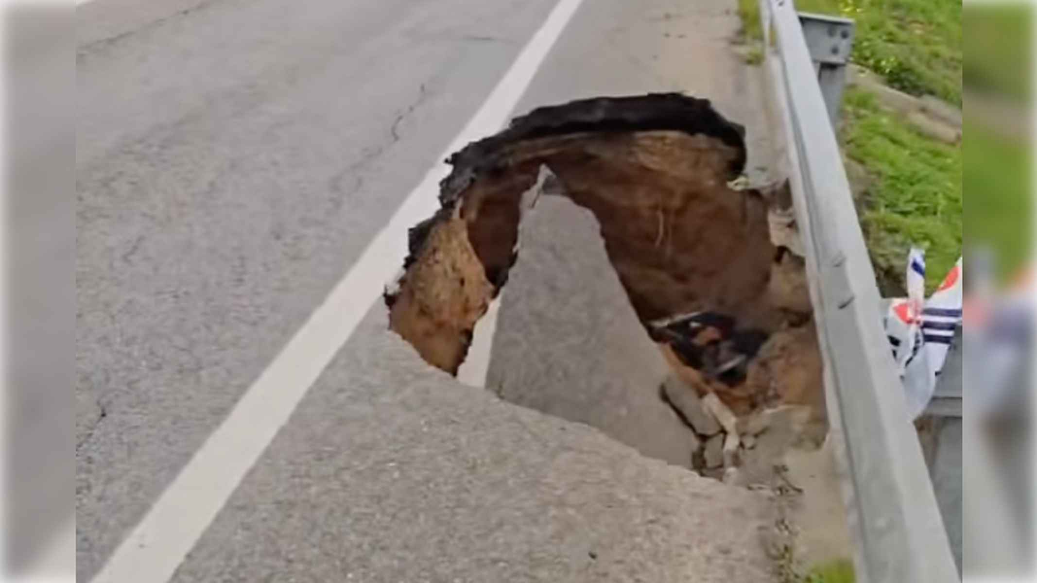 Enorme socavó en la carretera de Rota. Enorme socavó en la carretera de Rota.