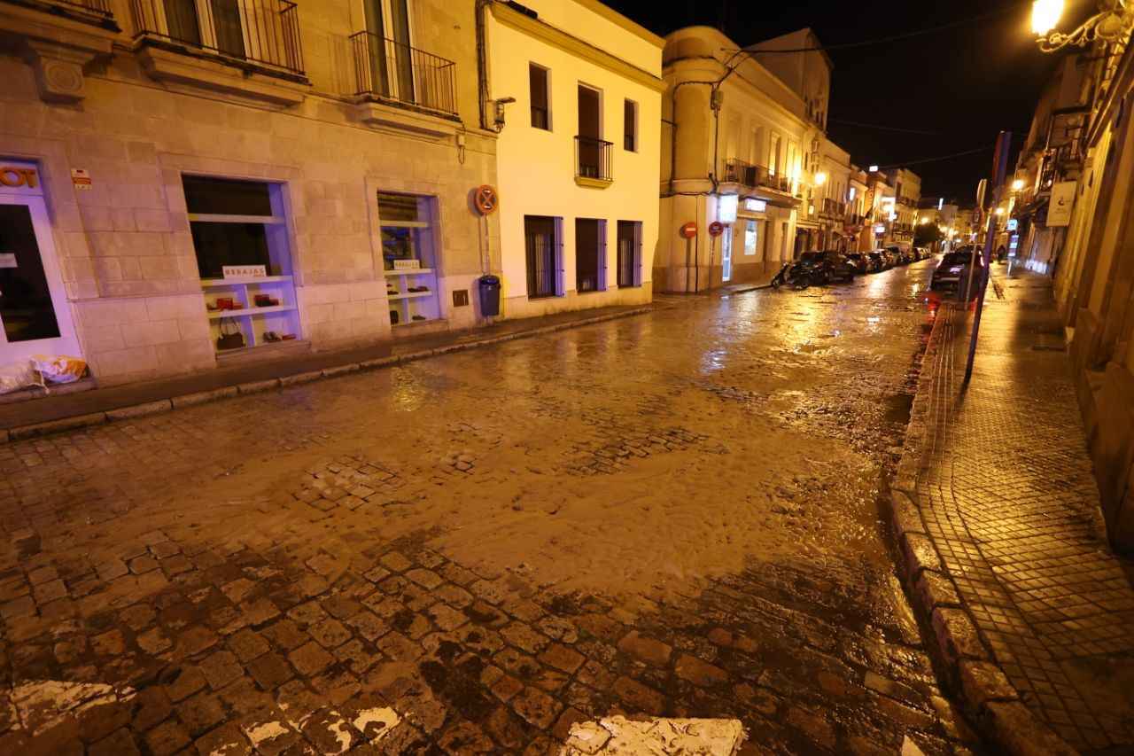 Rotura de tubería en Jerez entre calle Arcos y Medina.