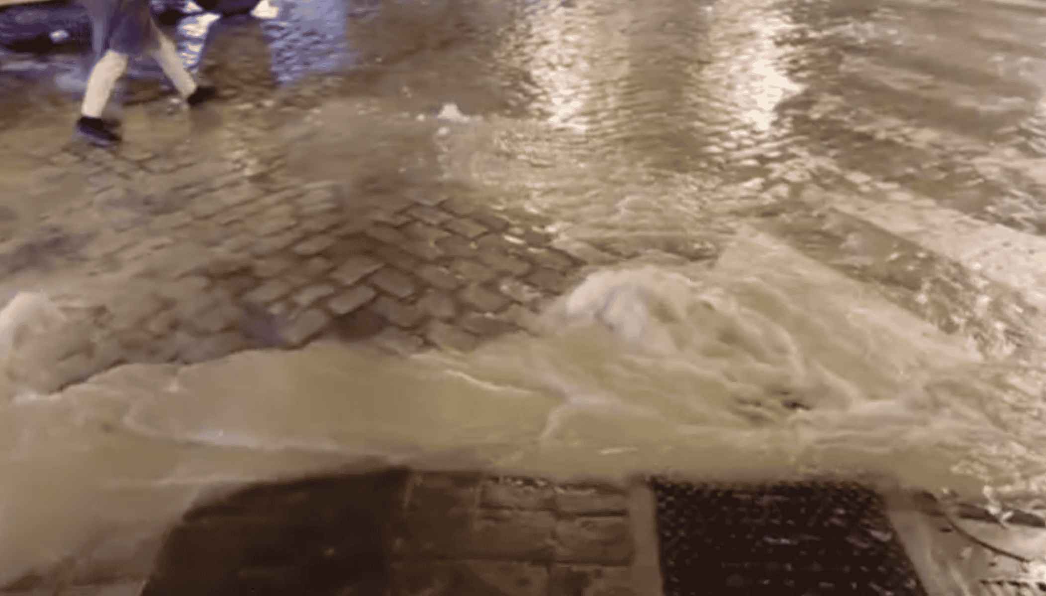 Agua a borbotones tras la rotura de una tubería al inicio de la calle Honda.