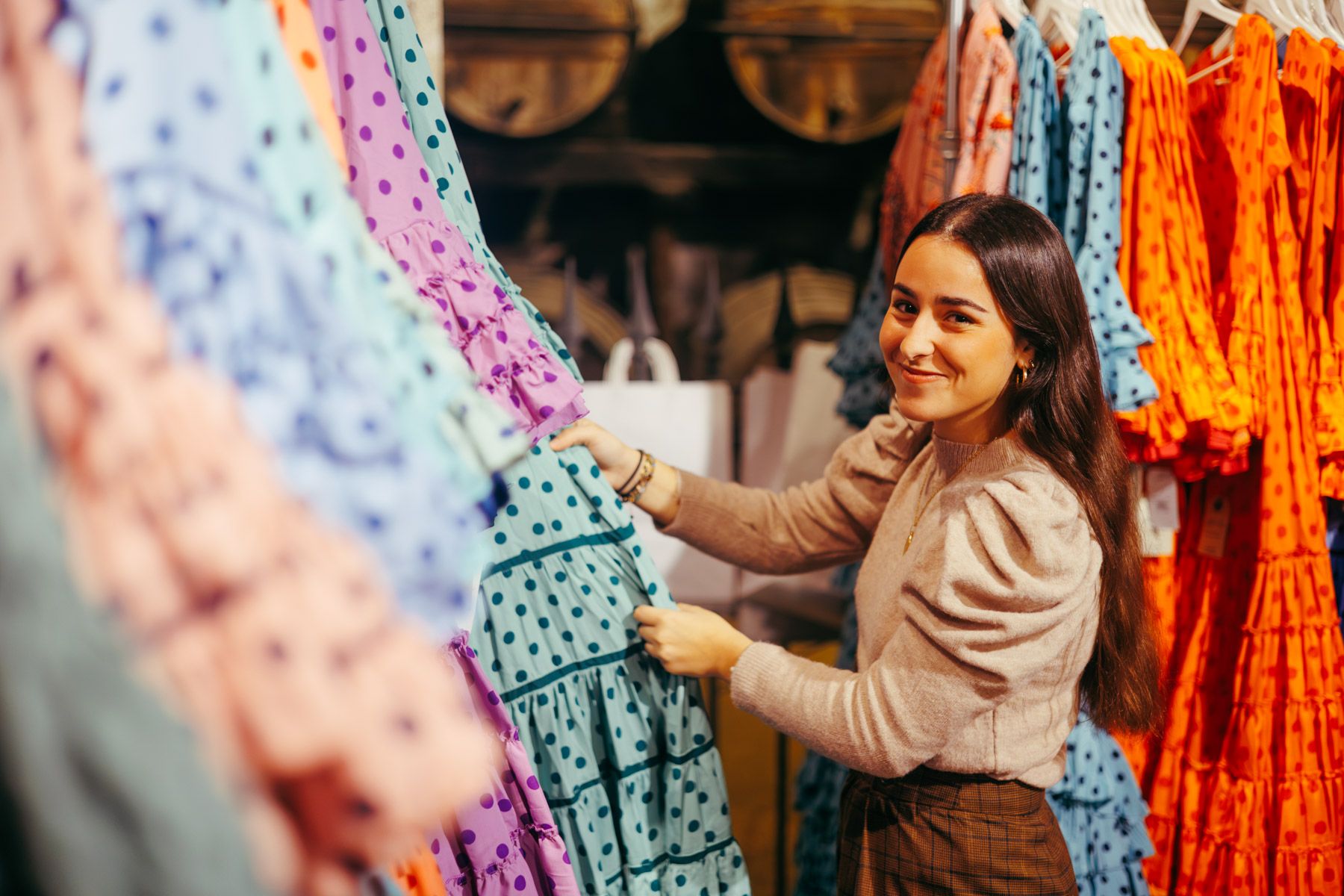 Claudia, una de las asistentes a la Pasarela Flamenca de Jerez, eligiendo su traje de gitana. Claudia, una de las asistentes a la Pasarela Flamenca de Jerez, eligiendo su traje de gitana.