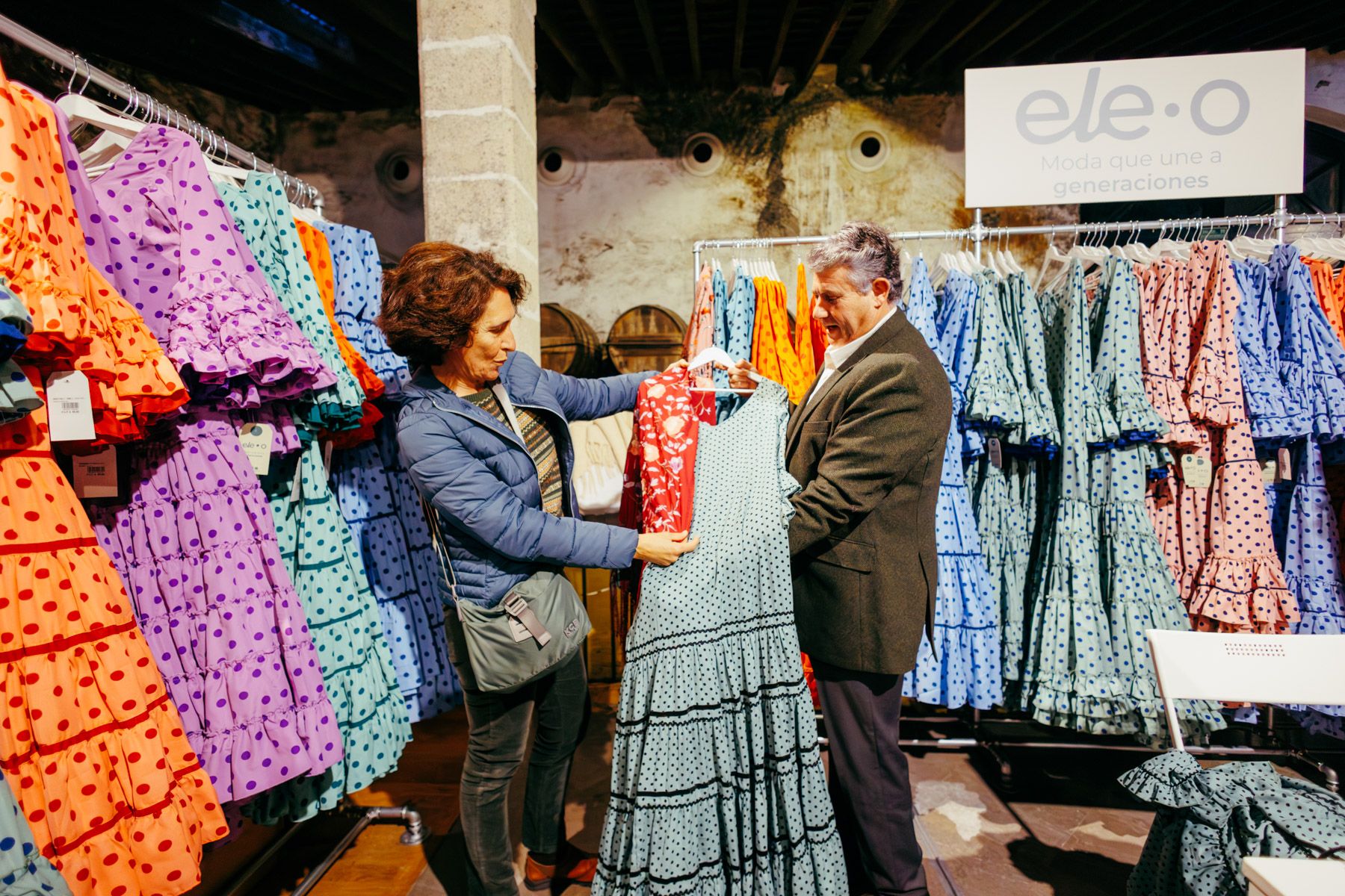 Yolanda Blanco combina el traje que acaba de comprarse para la feria en la Pasarela Flamenca de Jerez.