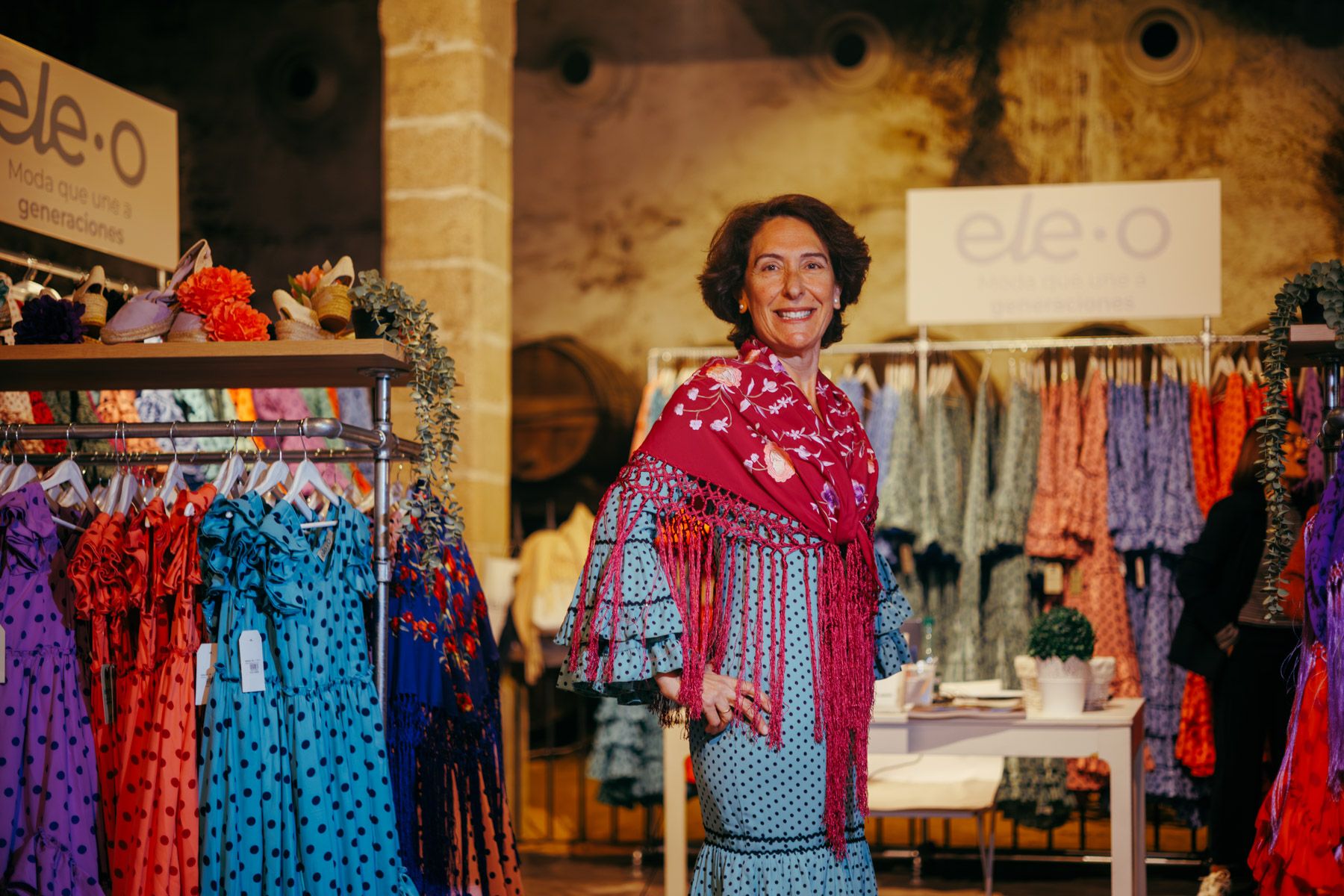Yolanda se compra su traje de gitana para este año, en los stands de la Pasarela Flamenca de Jerez.