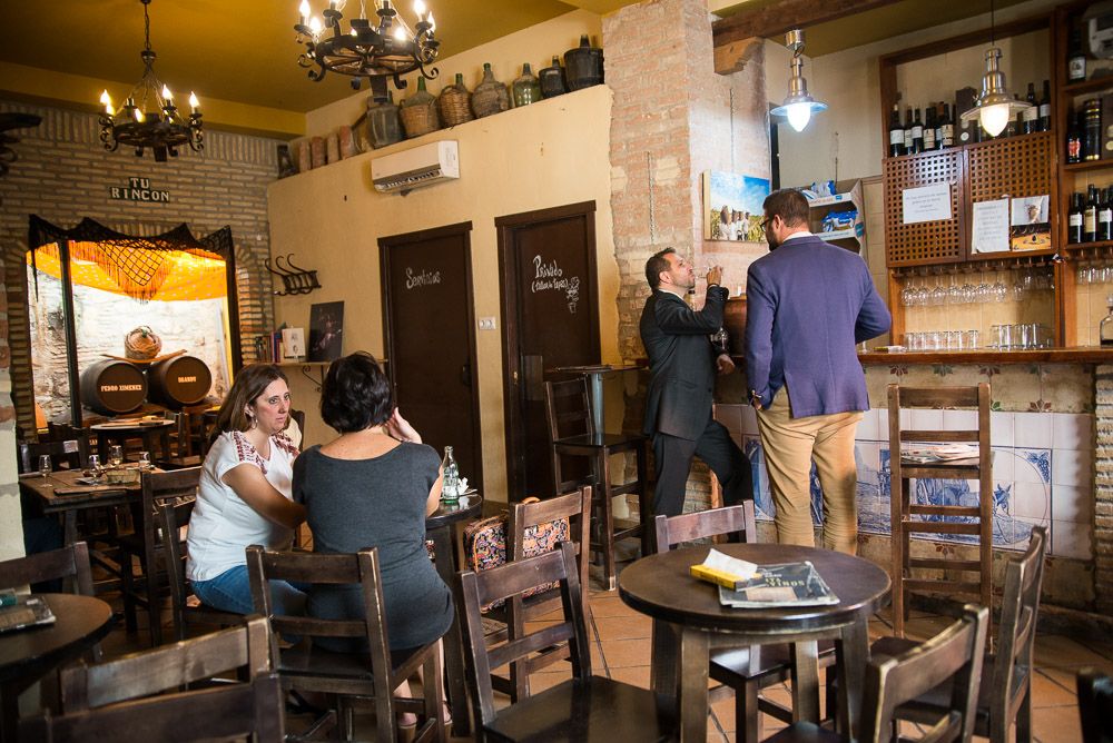 Clientes en el interior del Tabanco El Guitarrón, Jerez, en una imagen retrospectiva. FOTO: MAKY GASSIN