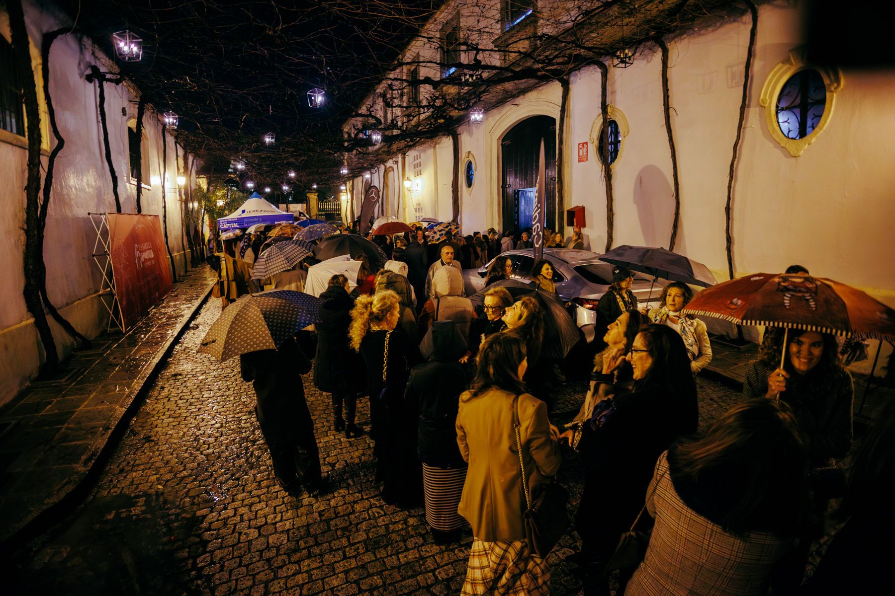 Largas colas para los desfiles de la Pasarela Flamenca de Jerez este viernes.