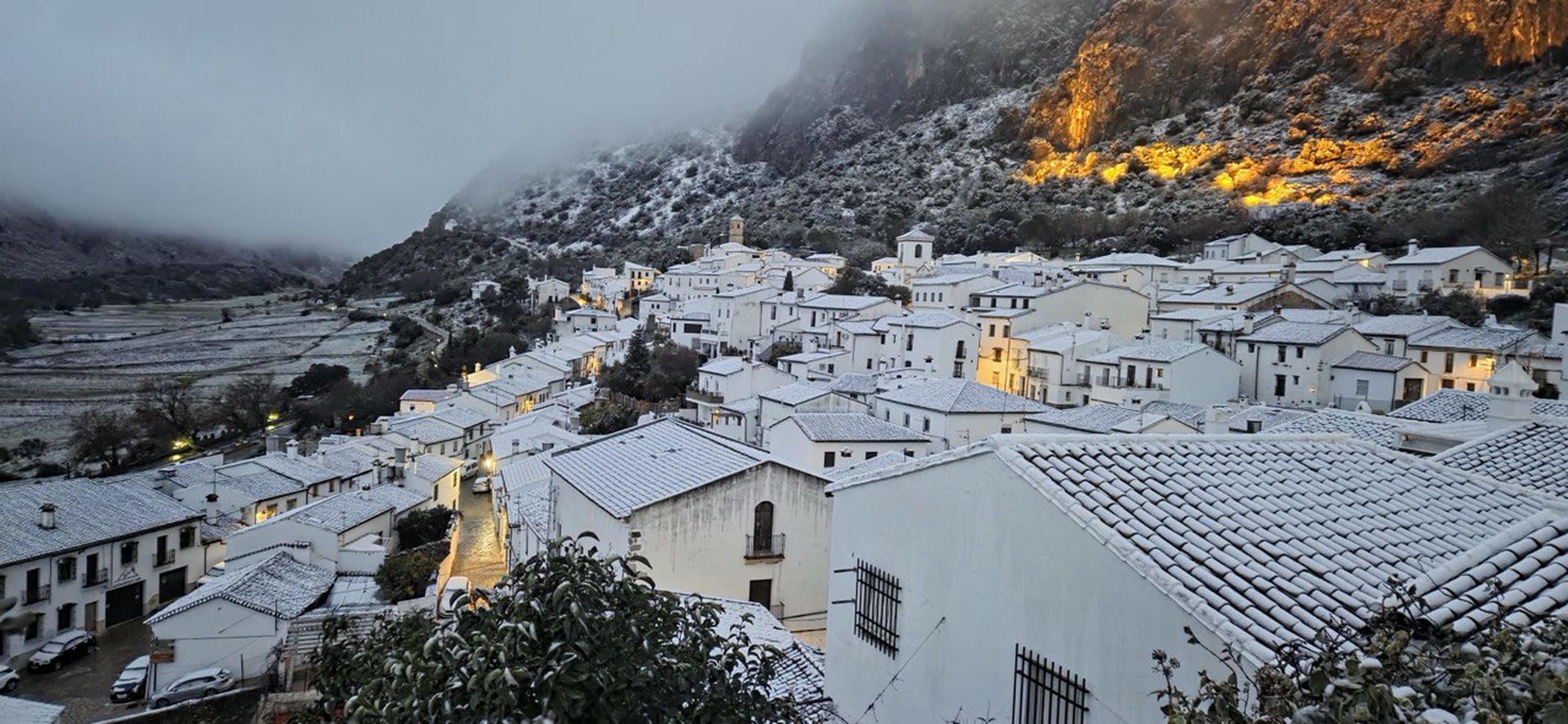 La estampa blanca de la nieve en Villaluenga del Rosario. La estampa blanca de la nieve en Villaluenga del Rosario.