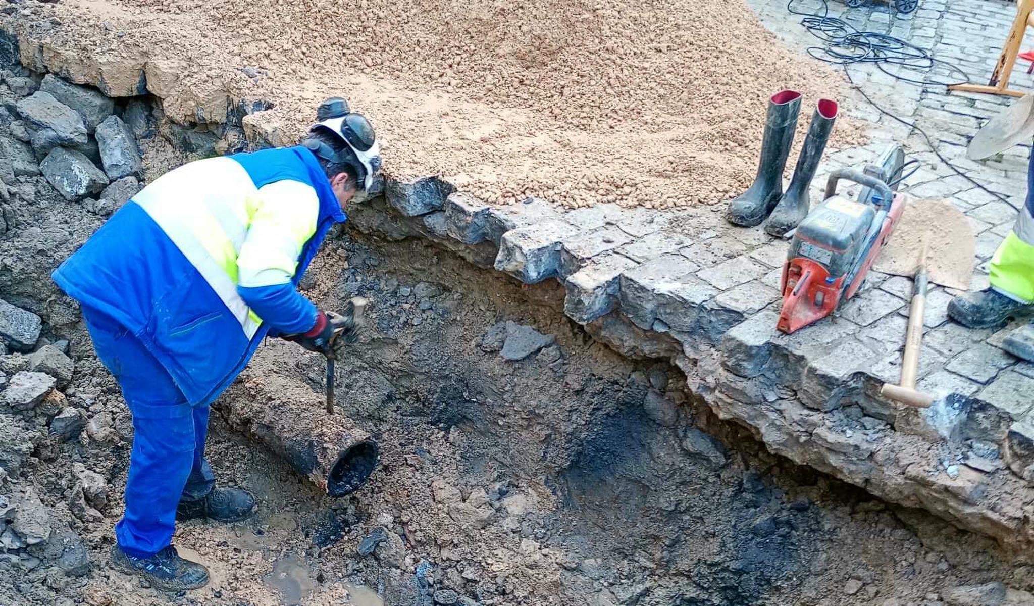 Actuación de los técnicos de Aqualia en una tubería.