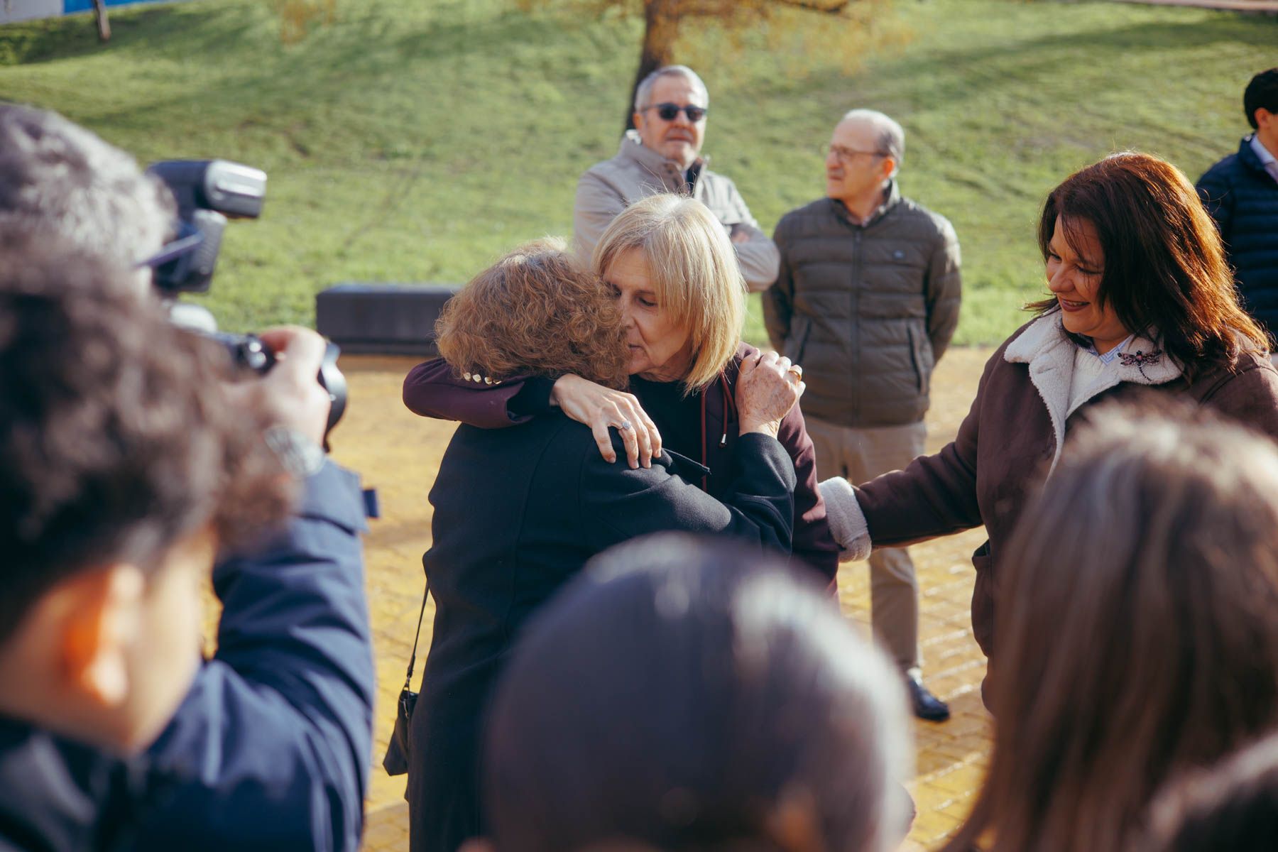 María José García-Pelayo junto a la familia de Sebastián Peña durante el acto de homenaje celebrado en el parque que lleva su nombre en San Telmo