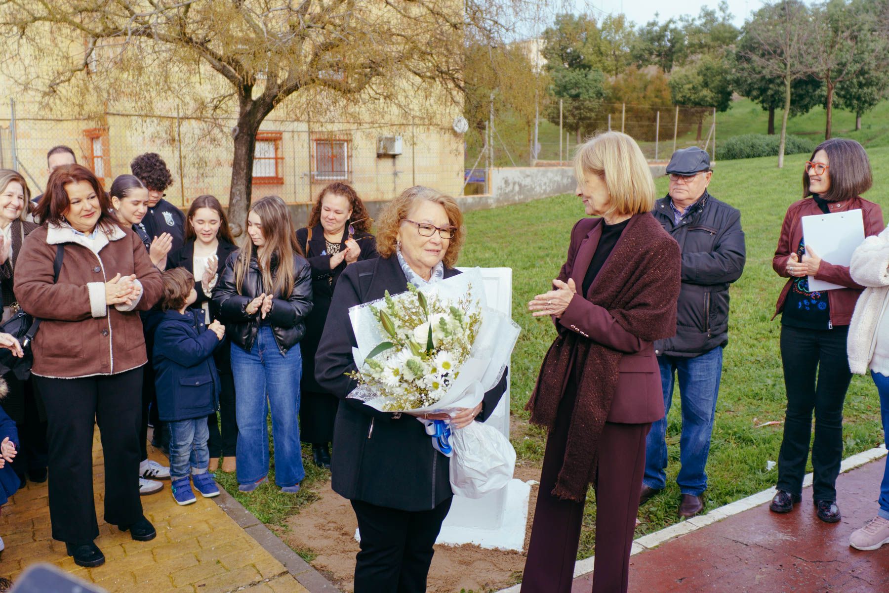 María José García-Pelayo junto a la familia de Sebastián Peña durante el acto de homenaje celebrado en el parque que lleva su nombre en San Telmo
