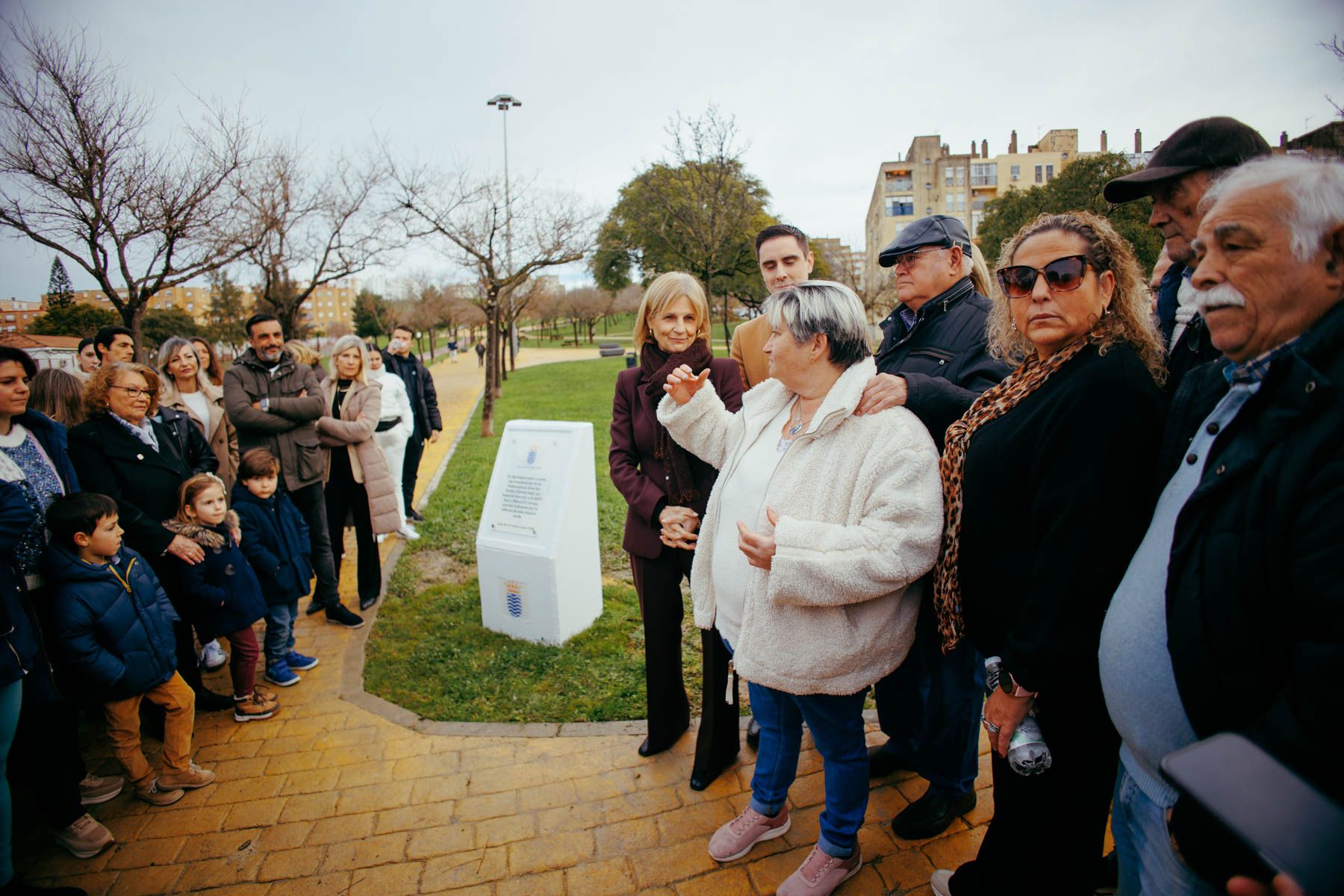 María José García-Pelayo junto a la familia de Sebastián Peña durante el acto de homenaje celebrado en el parque que lleva su nombre en San Telmo