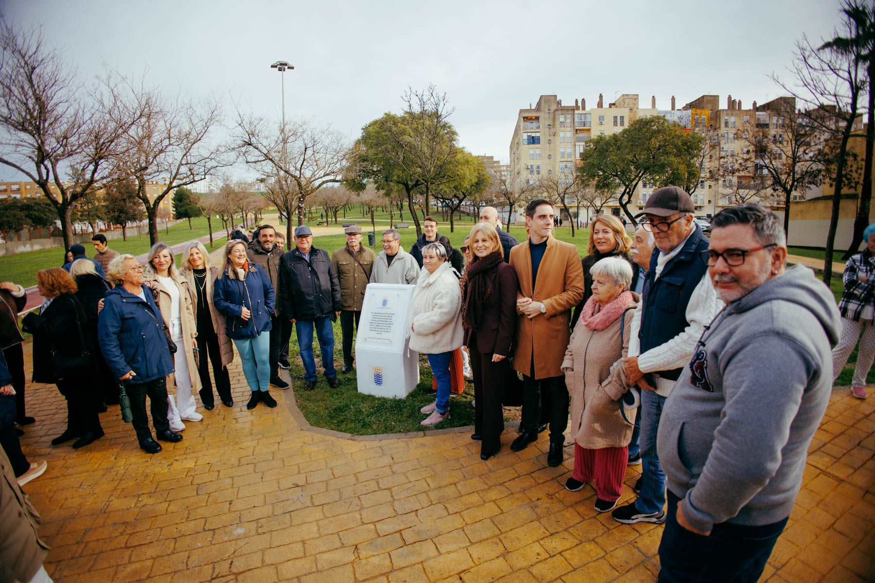 La familia de Sebastián Peña tras la inauguración de un monolito homenaje en el parque lleva su nombre en San Telmo