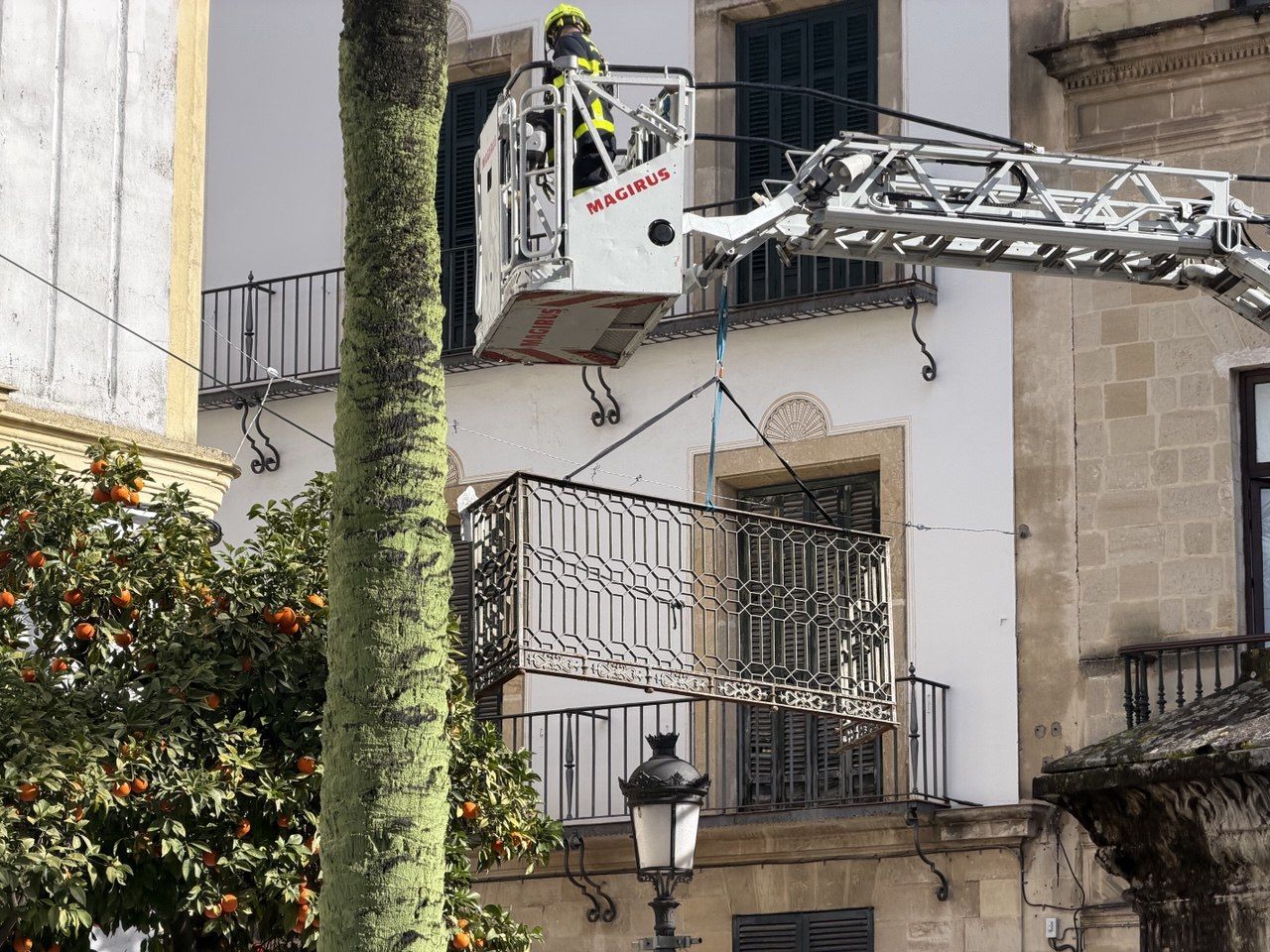 La baranda de forja de un balcón, en plaza Rivero.