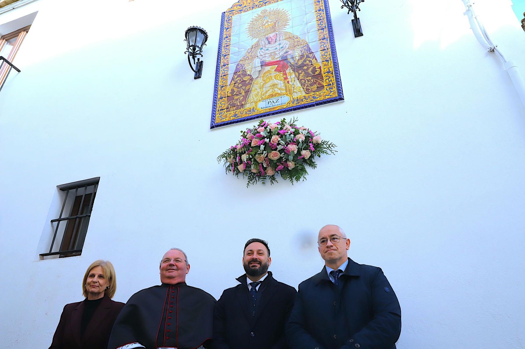 La alcaldesa acude a la inauguración del nuevo azulejo de La Coronación.