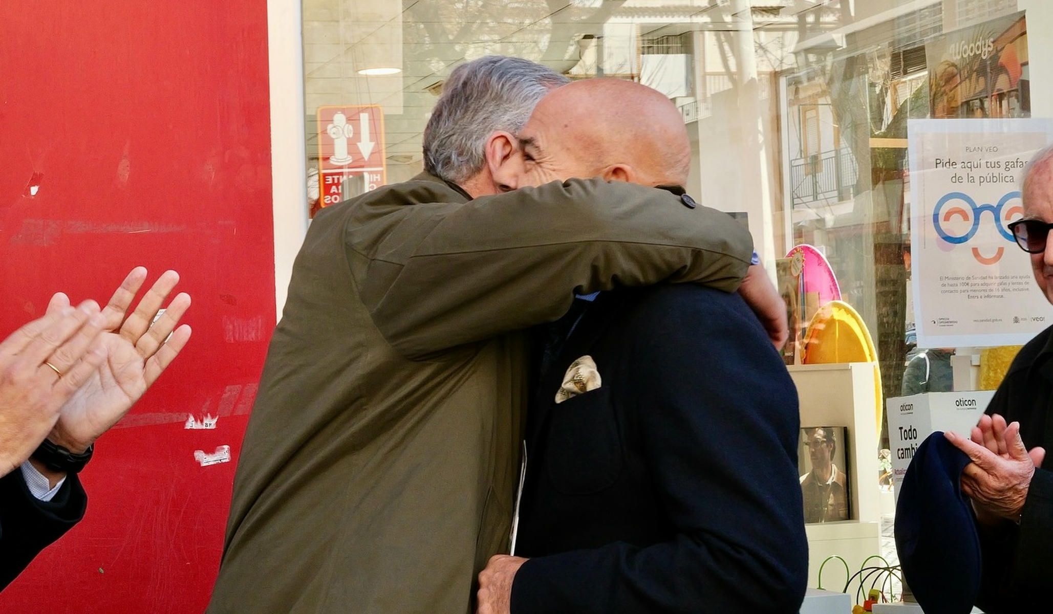 Abrazo entre el alcalde, Antonio Sanz, y el bordador, Francisco Carrera Iglesias "Piquilo", tras el acto