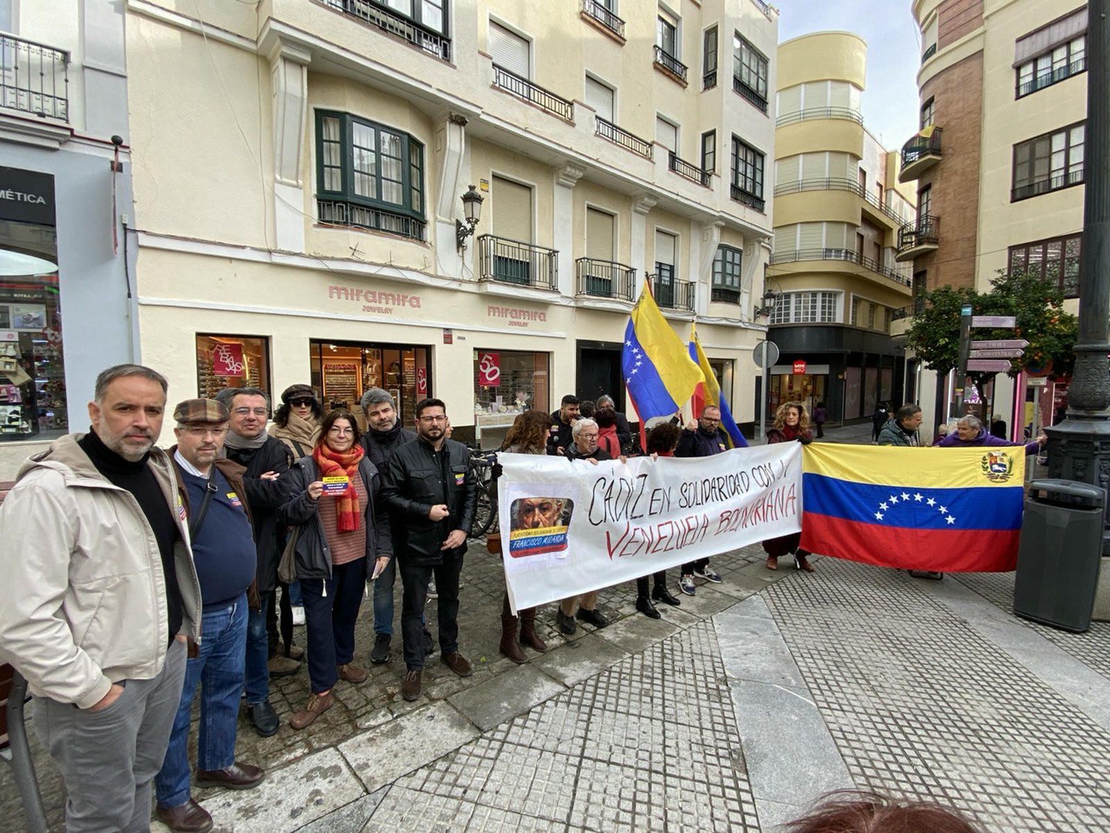 Cargos de IU en la concentración en apoyo a Venezuela este sábado en Cádiz.