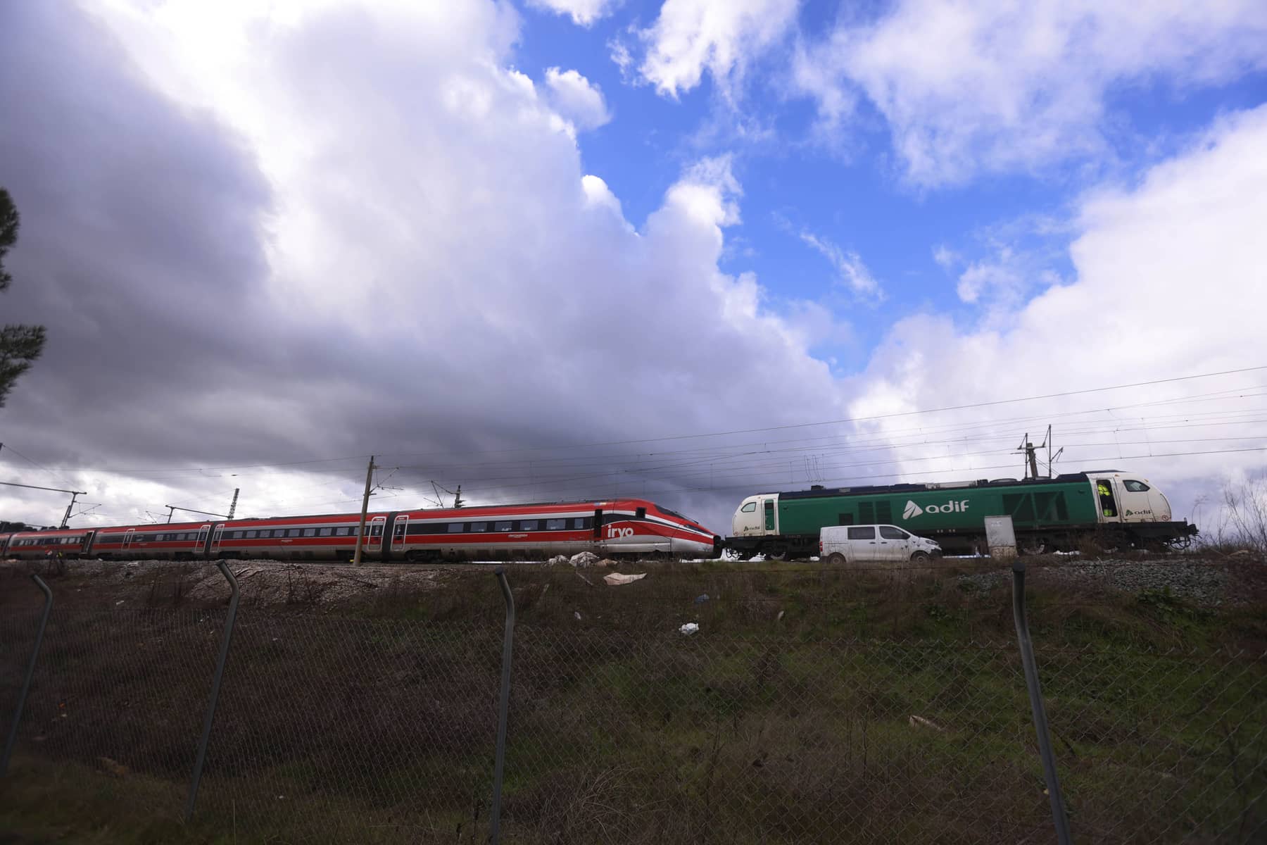 El Iryo, remolcado en Adamuz.