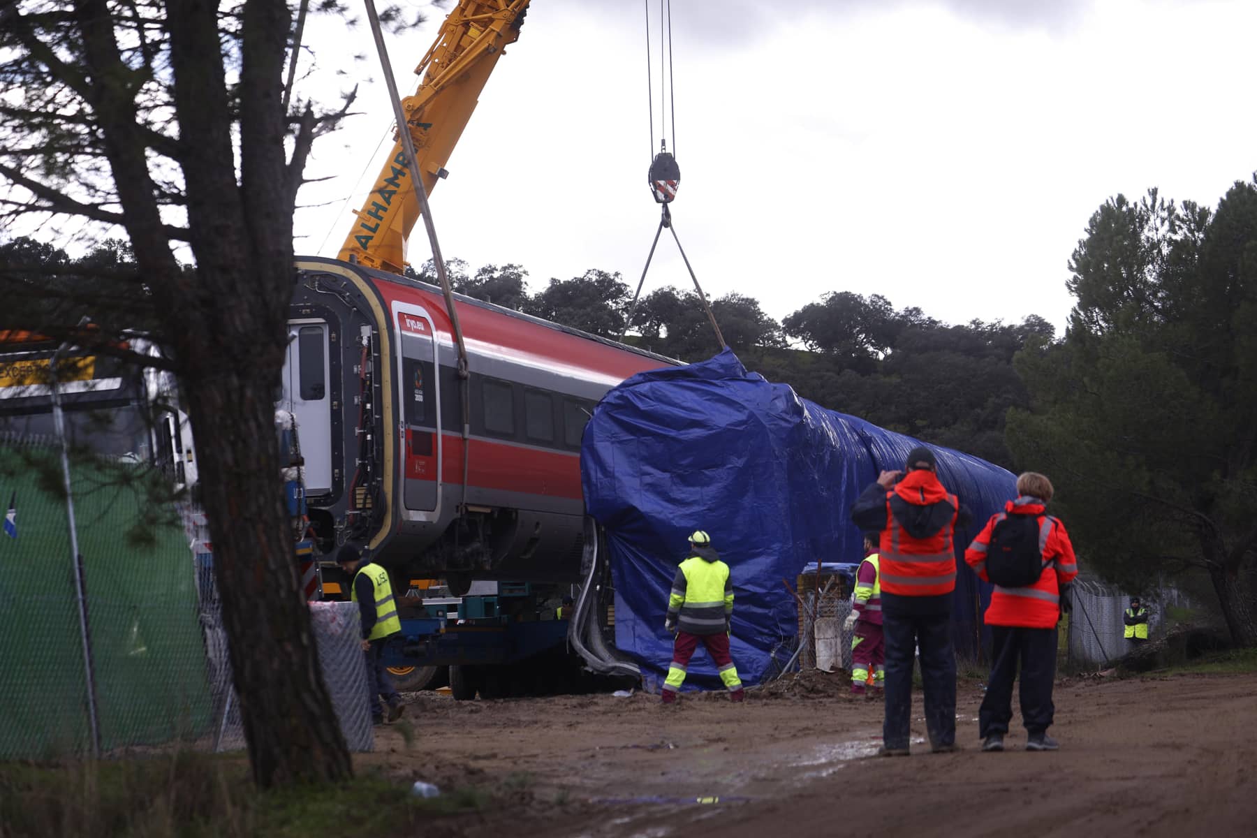 Los vagones, movidos con grúas, este sábado.