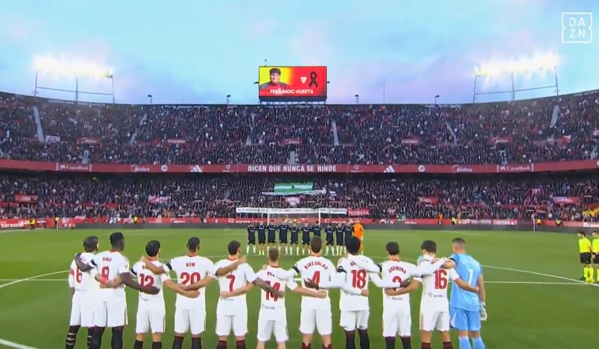 Minuto de silencio en el Sánchez Pizjuán por el maquinista y socio fallecido, Fernando Huerta