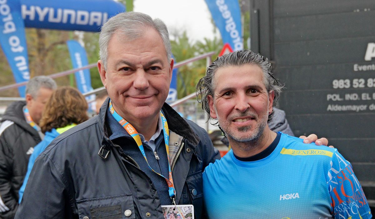 El alcalde de Sevilla, con Arcángel, al terminar la carrera.