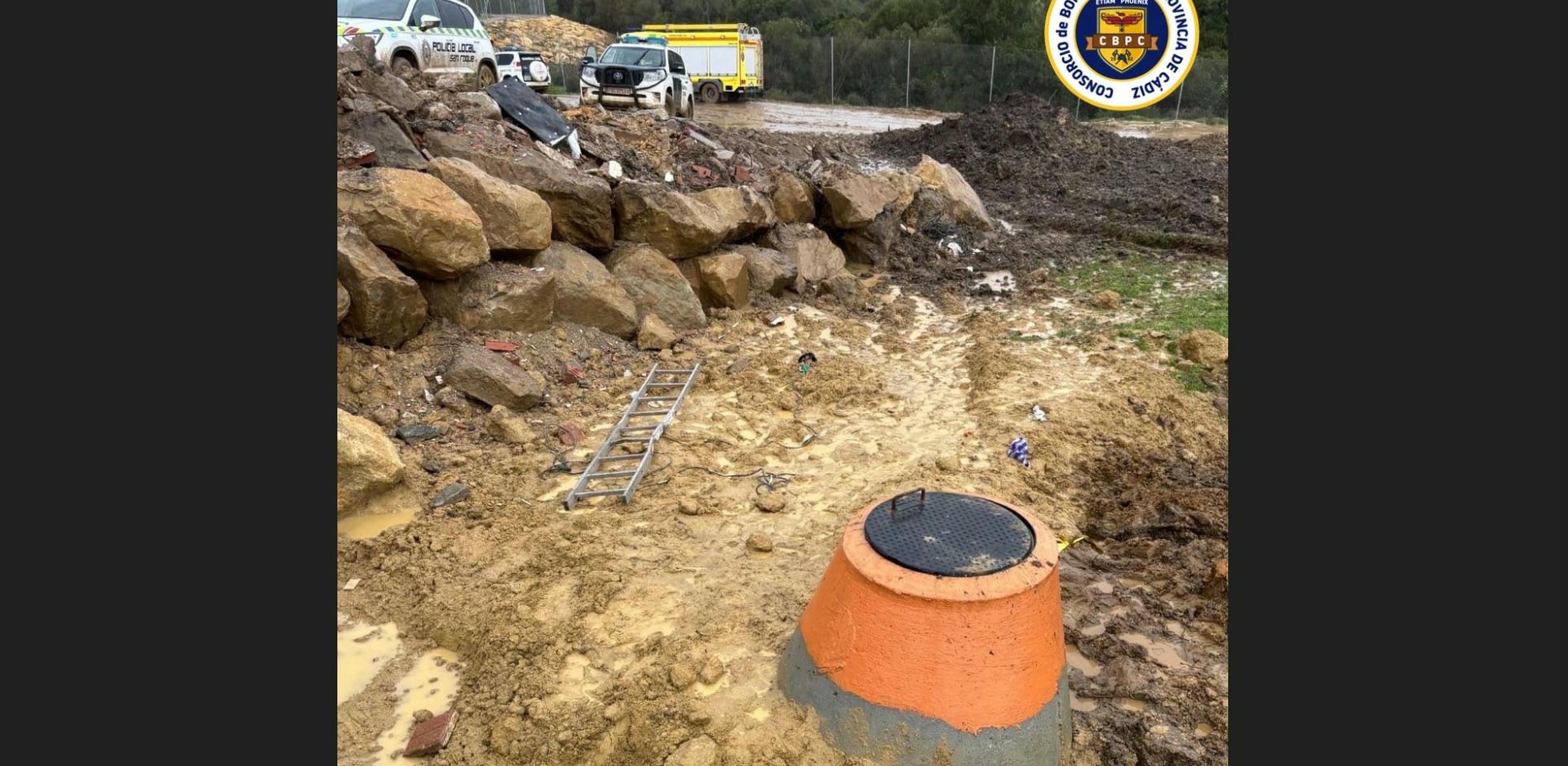 La fosa en la que han caído, en una imagen de bomberos. La fosa en la que han caído, en una imagen de bomberos.