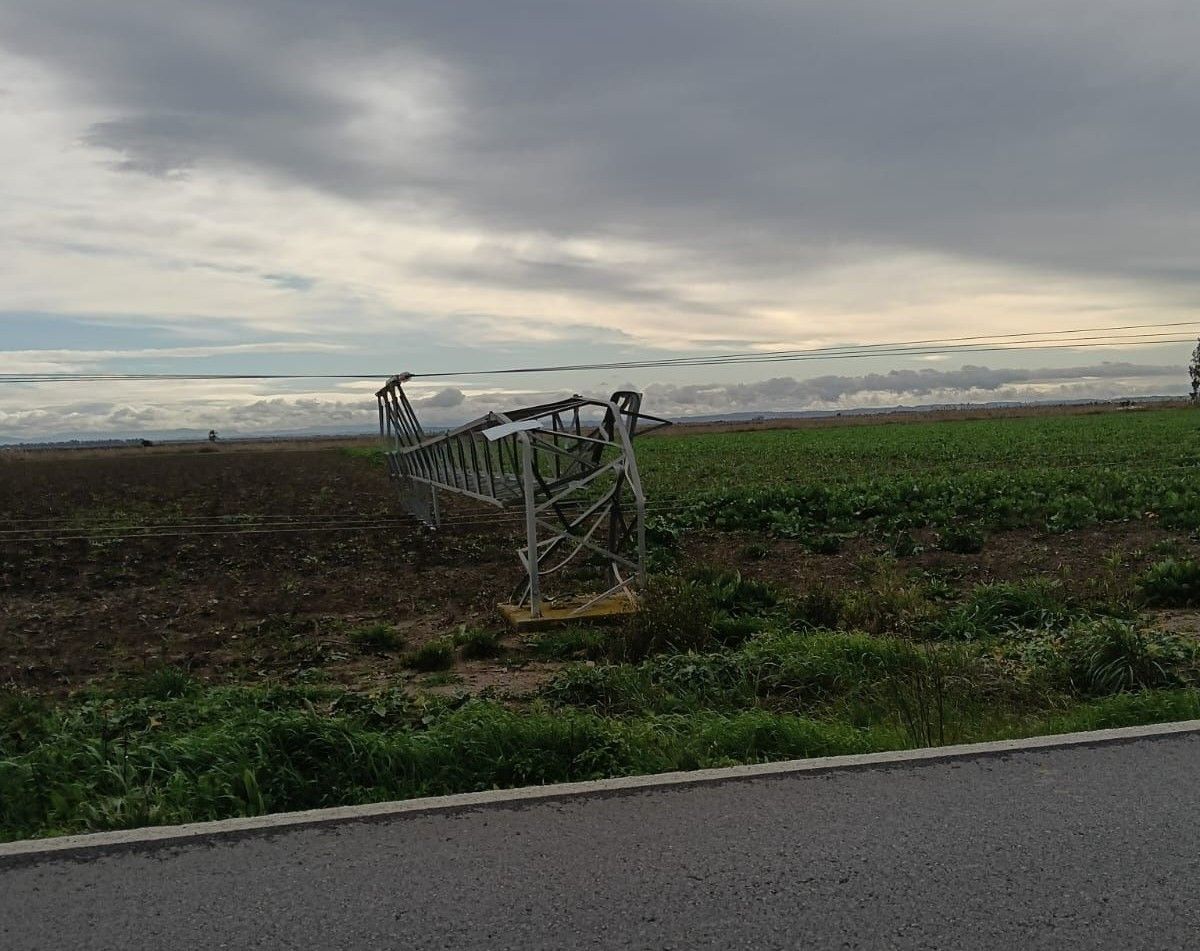 Así quedó el poste eléctrico ayer cerca de El Trobal y así ha vuelto a quedar, pese a a la rehabilitación de las 'estacas'. Así quedó el poste eléctrico ayer cerca de El Trobal y así ha vuelto a quedar, pese a a la rehabilitación de las 'estacas'.